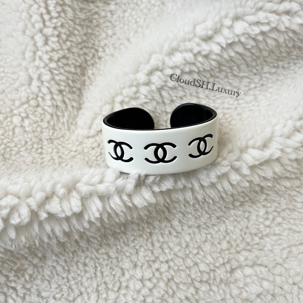 Auth Chanel White Black CC Logo Resin Bangle Bracelet